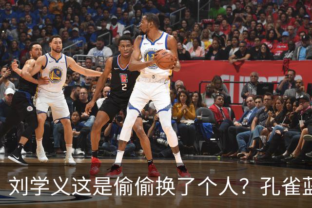 刘学义这是偷偷换了个人？孔雀蓝西装雨中撑伞，网友林大爷你谁？